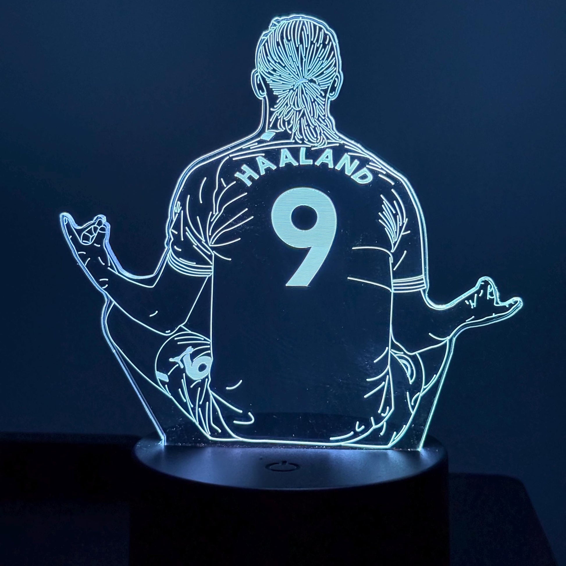 Erling Haaland #9 LED Lamp – Multicolor Acrylic Night Light – Meditating Footballer Design – Soccer Fan Gift – Sports Room Decor LED Lamp