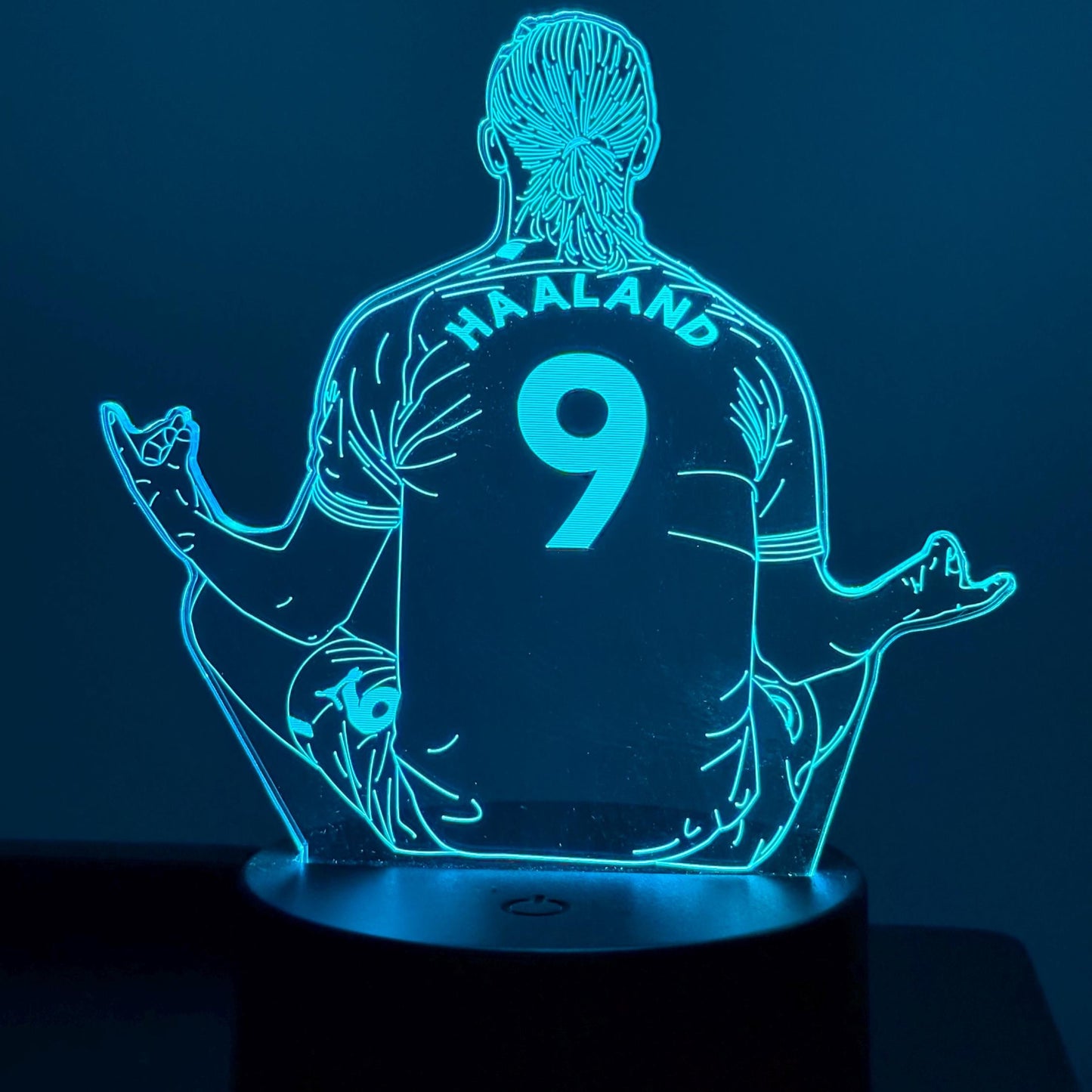 Erling Haaland #9 LED Lamp – Multicolor Acrylic Night Light – Meditating Footballer Design – Soccer Fan Gift – Sports Room Decor LED Lamp
