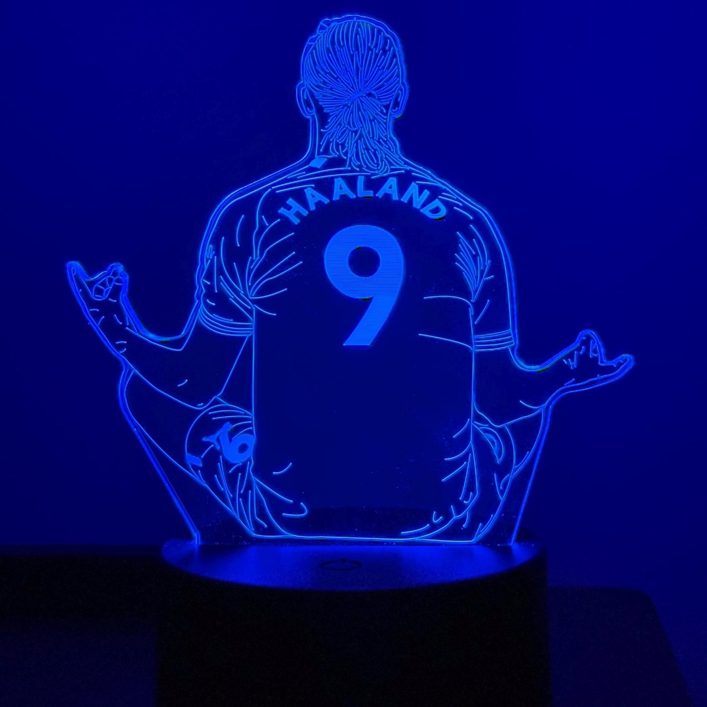 Erling Haaland #9 LED Lamp – Multicolor Acrylic Night Light – Meditating Footballer Design – Soccer Fan Gift – Sports Room Decor LED Lamp