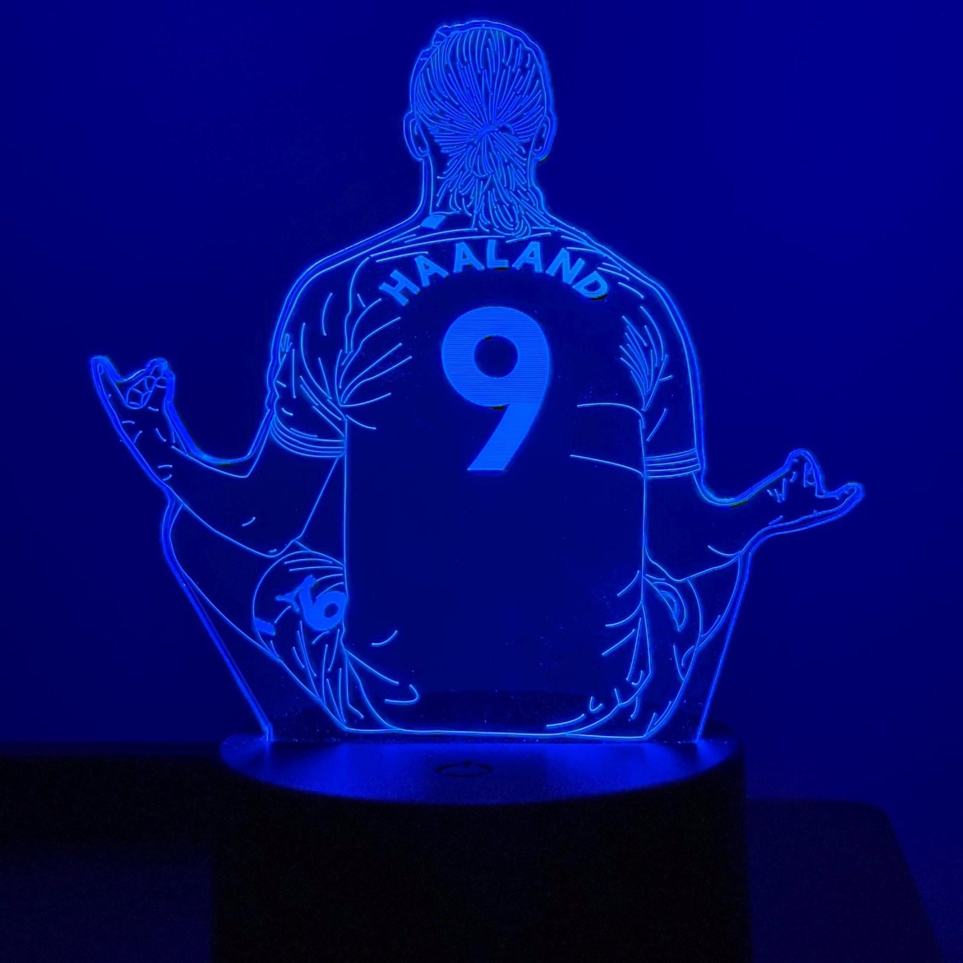 Erling Haaland #9 LED Lamp – Multicolor Acrylic Night Light – Meditating Footballer Design – Soccer Fan Gift – Sports Room Decor LED Lamp